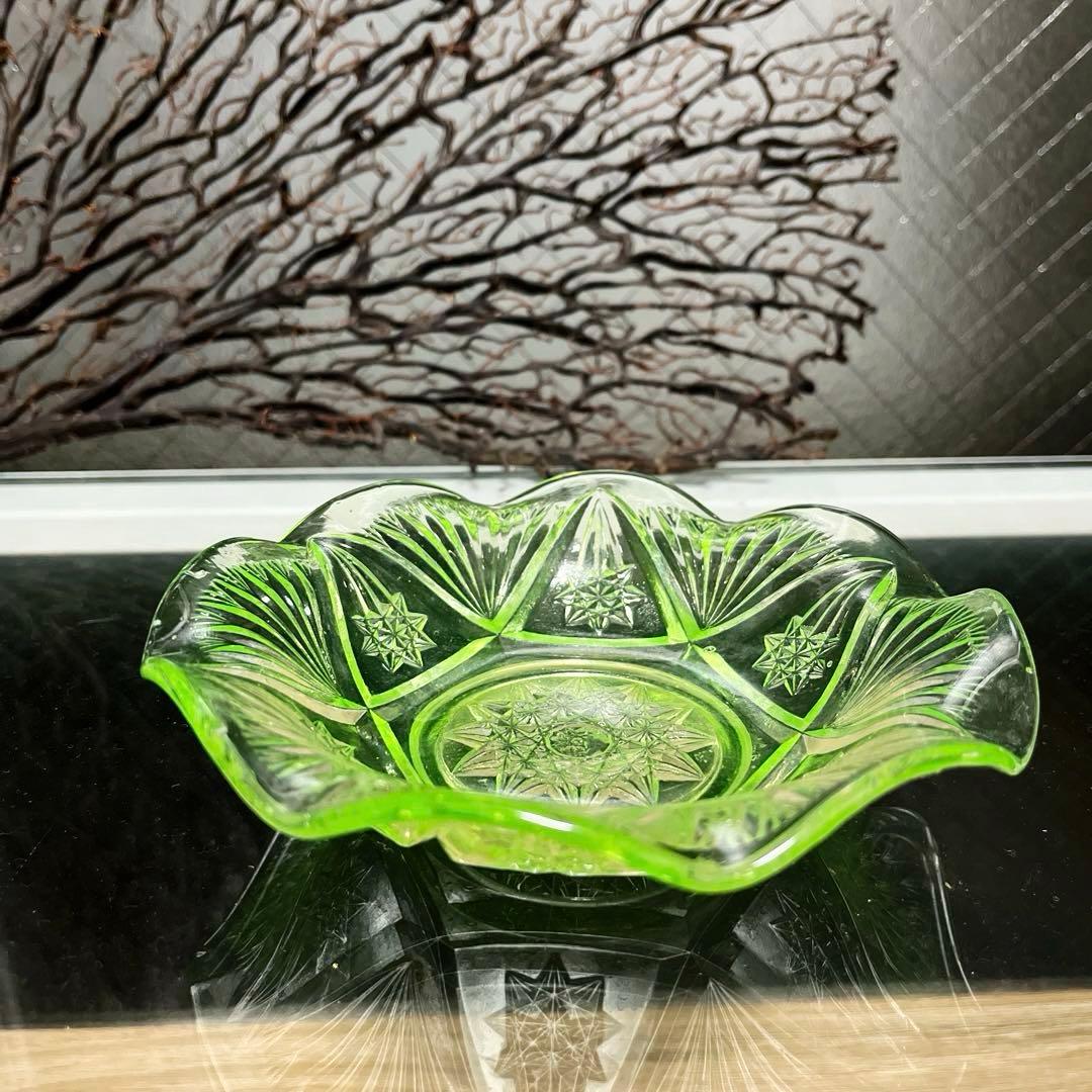 骨董　時代ガラス　フリル　切子調プレス　ライムグリーン　氷皿　ウラン １客②