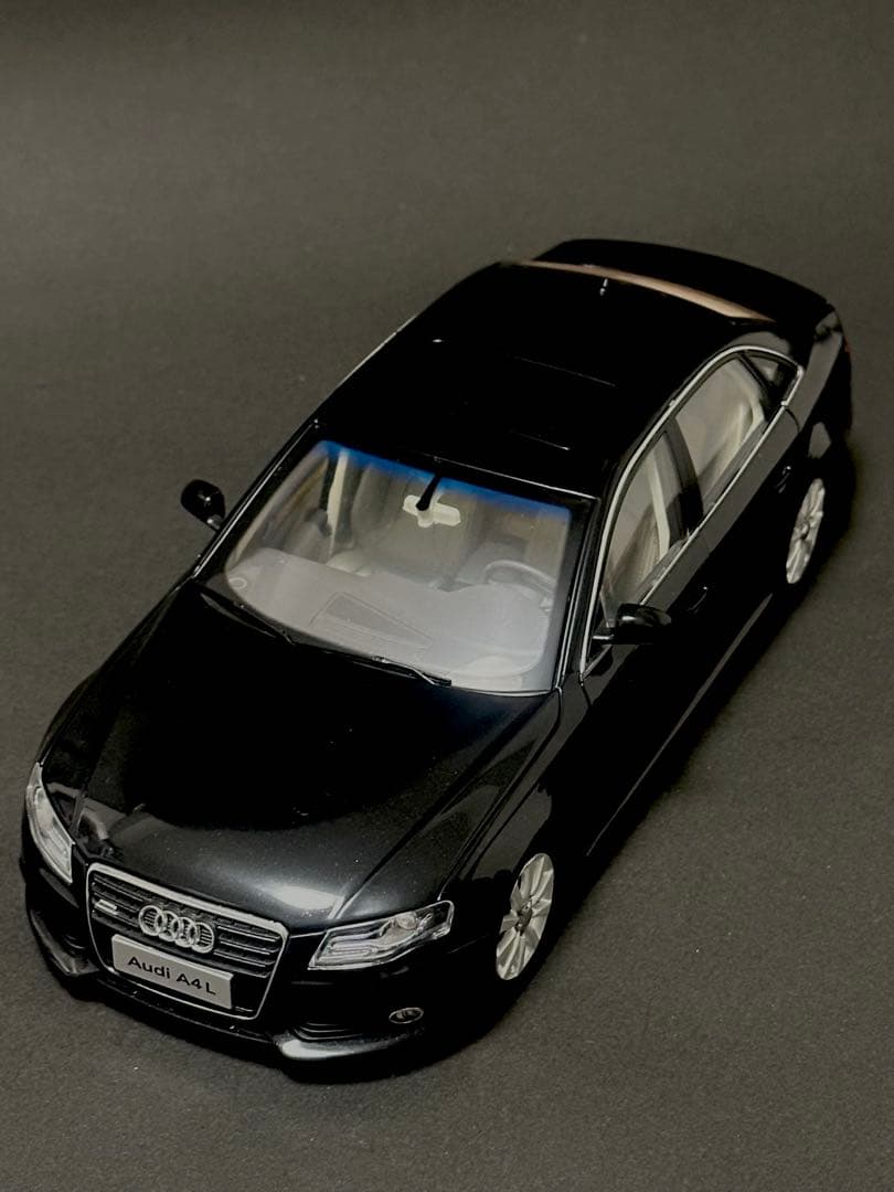 Audi A4 ミニカー 黒 1/18スケール