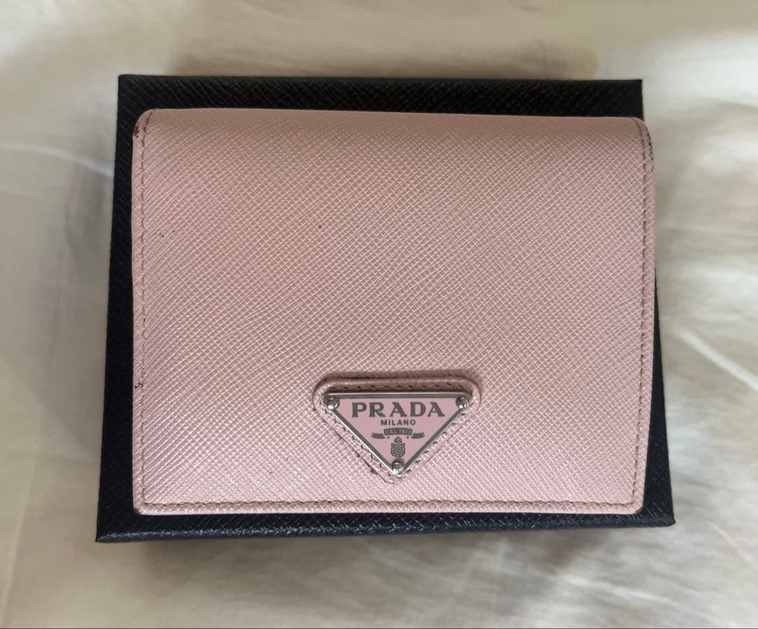 PRADAサファイアーノ二つ折り財布
