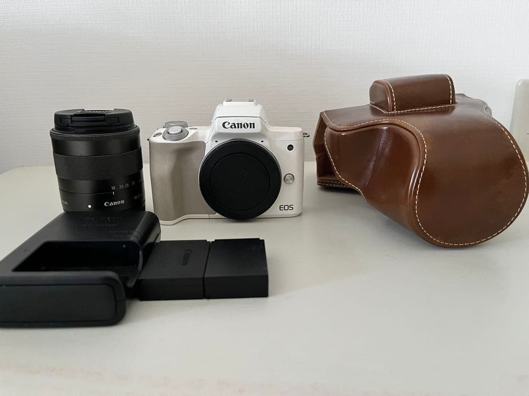Canon EOS KISS M ミラーレスカメラ ホワイト　レンズ　セット