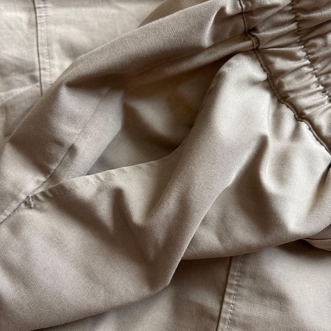 ゆったりシルエットのコクーンパンツ