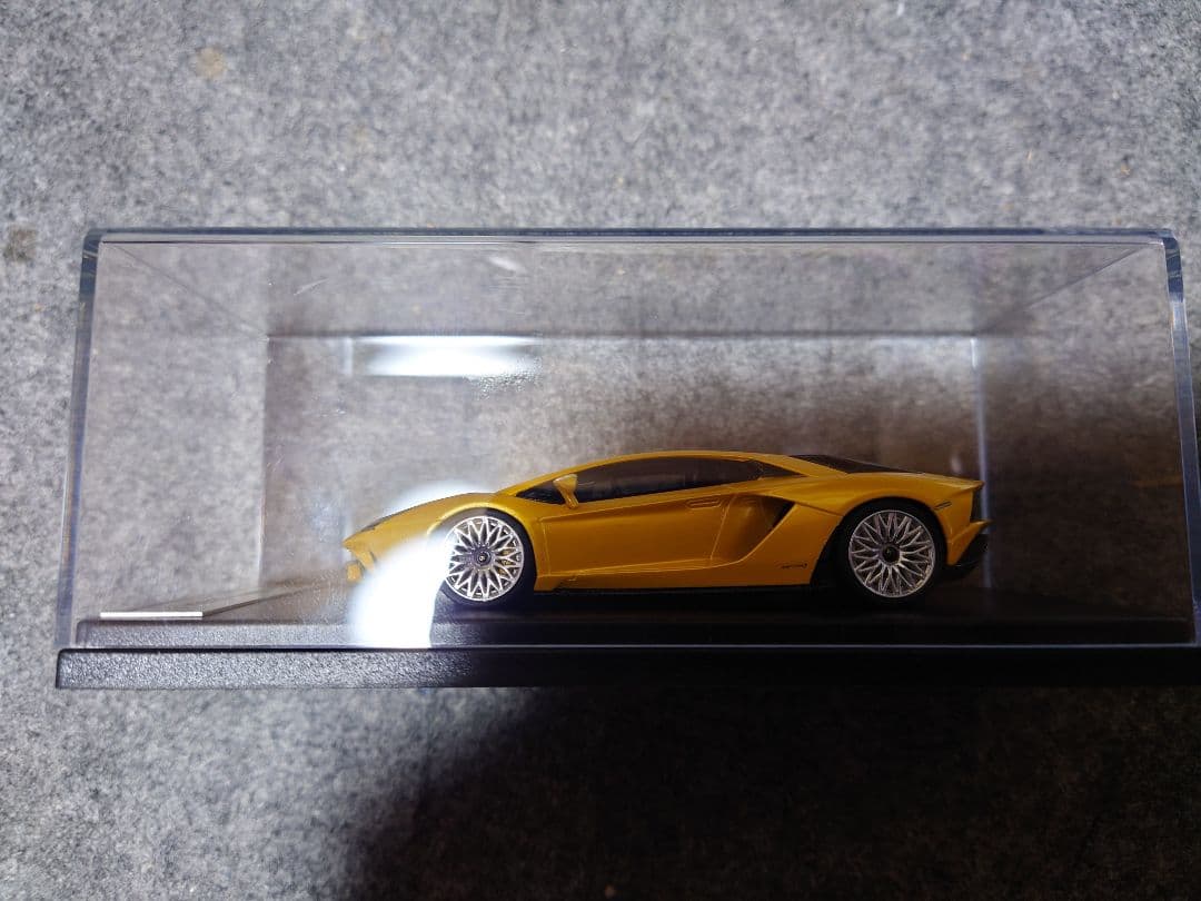 ルックスマート1/43ランボルギーニアヴェンタドールS イエロー