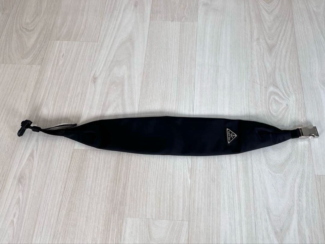 【美品】PRADA/プラダ　ヘアバンド　リナイロン　三角ロゴ　近年モデル　黒