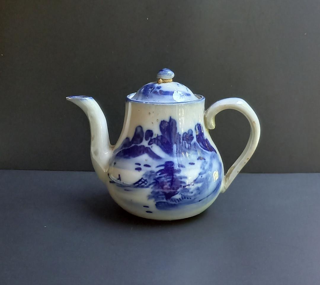 染付山水茶壺