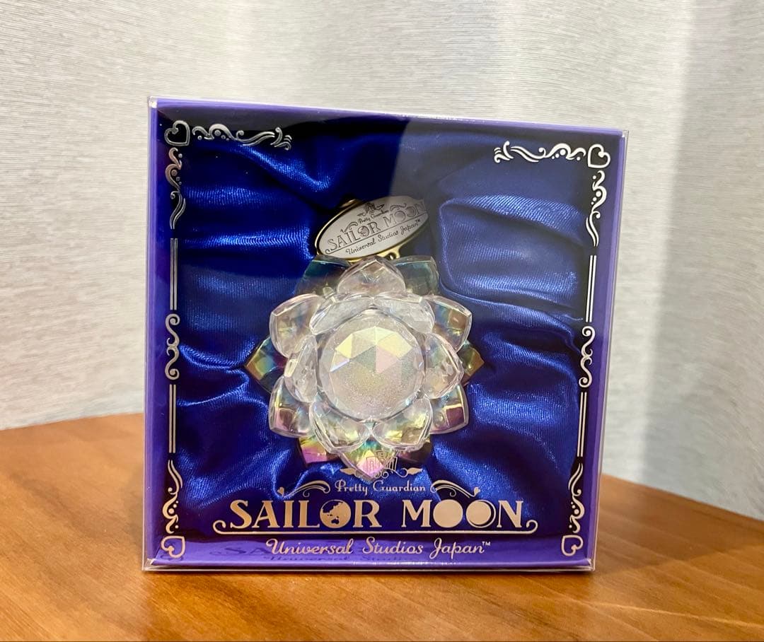 【未開封】セーラームーン　USJ 銀水晶　ライティングチャーム　①