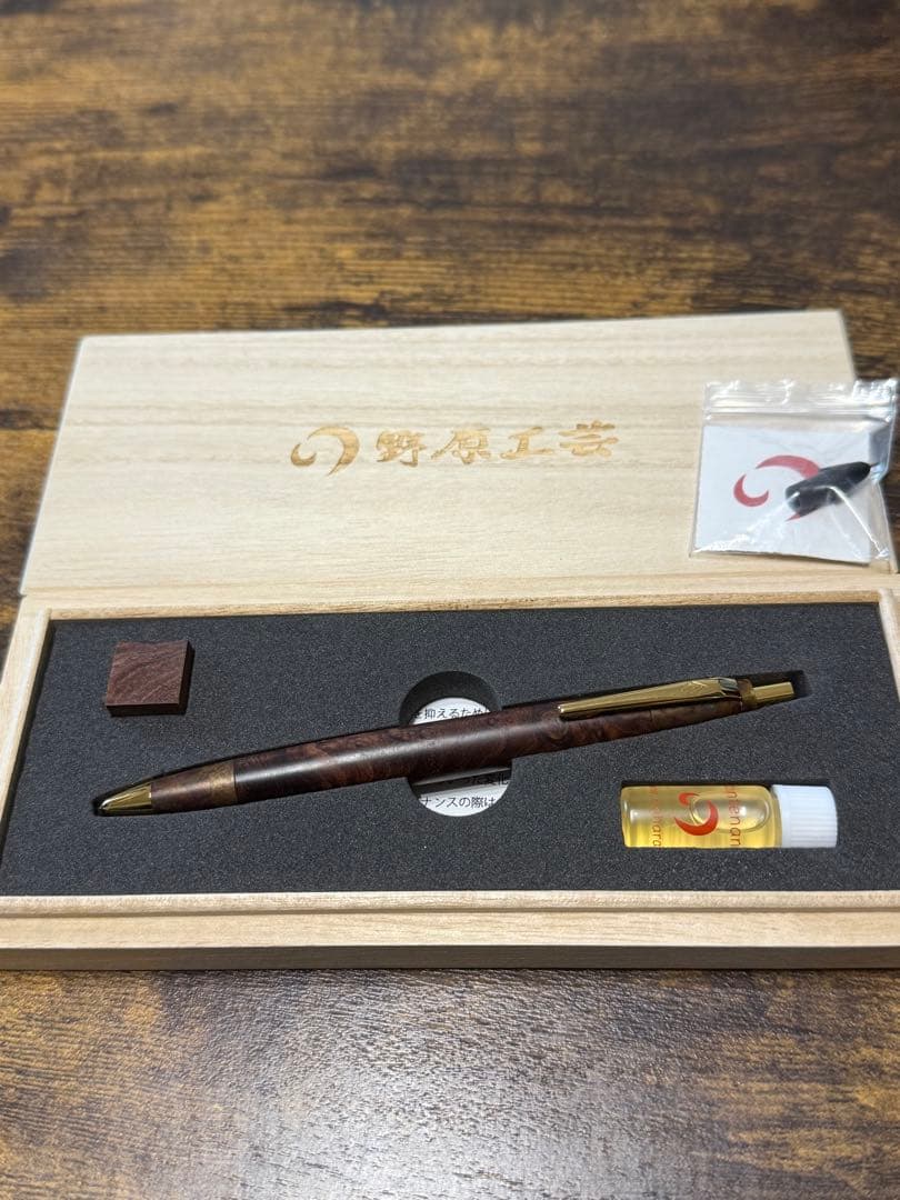 野原工芸　ホンジュラスローズ瘤　斑紋孔雀色金具
