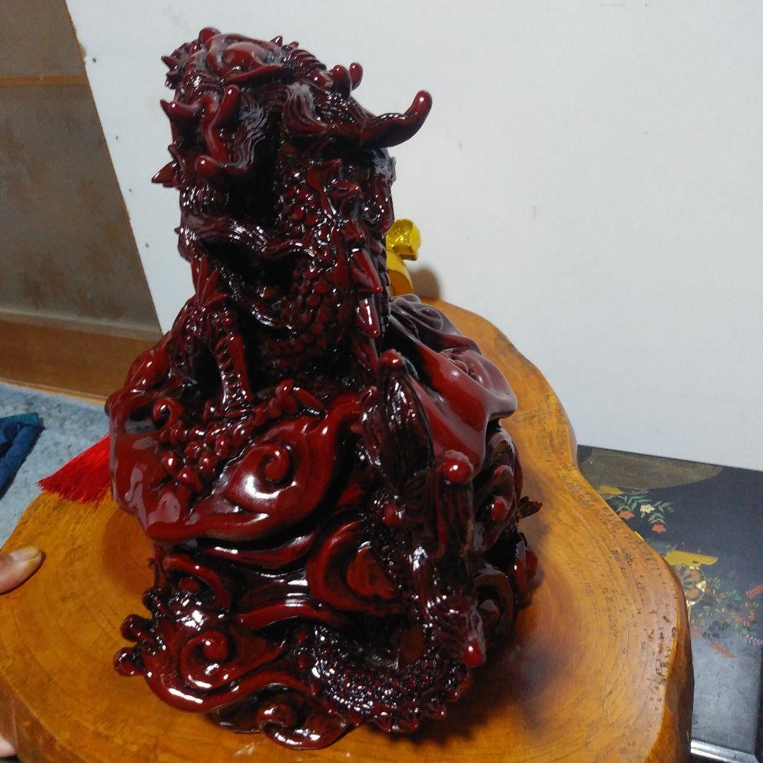 赤色の龍の彫刻 置物