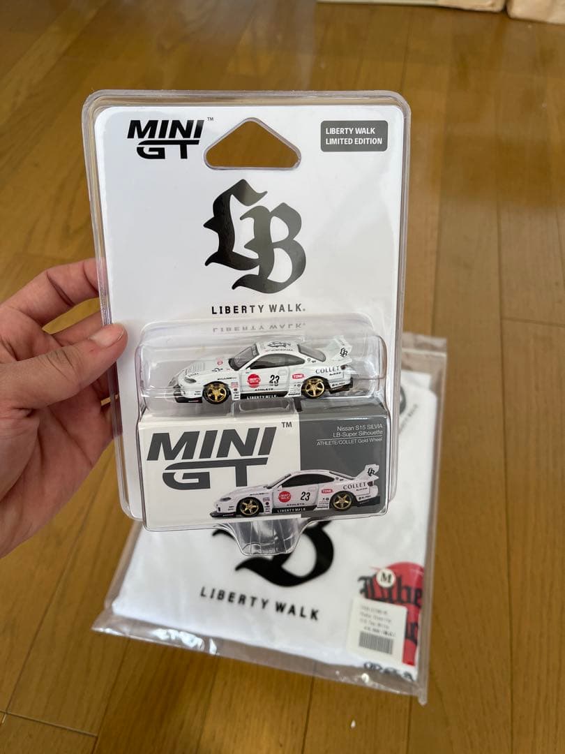 MINI GTのLB-Super Silhouette S15ミニカーと