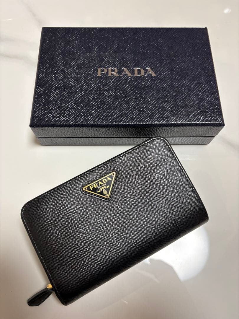 PRADA ブラック 二つ折り財布　値引き可能