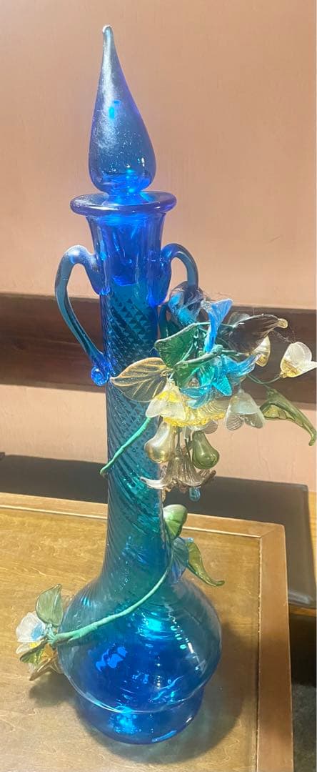 青色ガラス花瓶 花の装飾付き