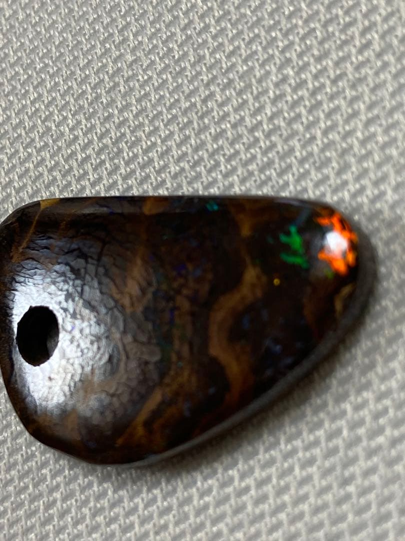 ボルダーオパール　穴あき　約24カラット