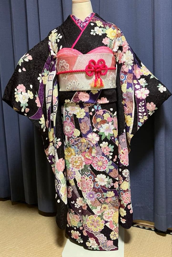 正絹振袖　Ｓサイズ　7点フルセット　黒地　雪輪　桜などの花　色半襟付　成人式