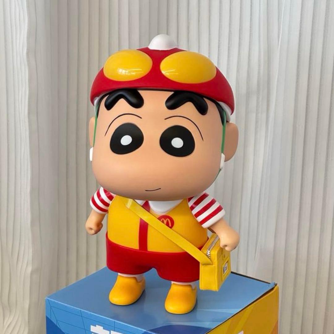 しんちゃんがマクドナルド風の衣装で