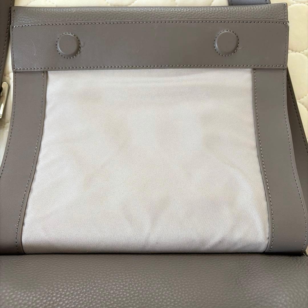 人気商品✴︎BEARDSLEY レザーボディバッグ　トープ　グレージュ