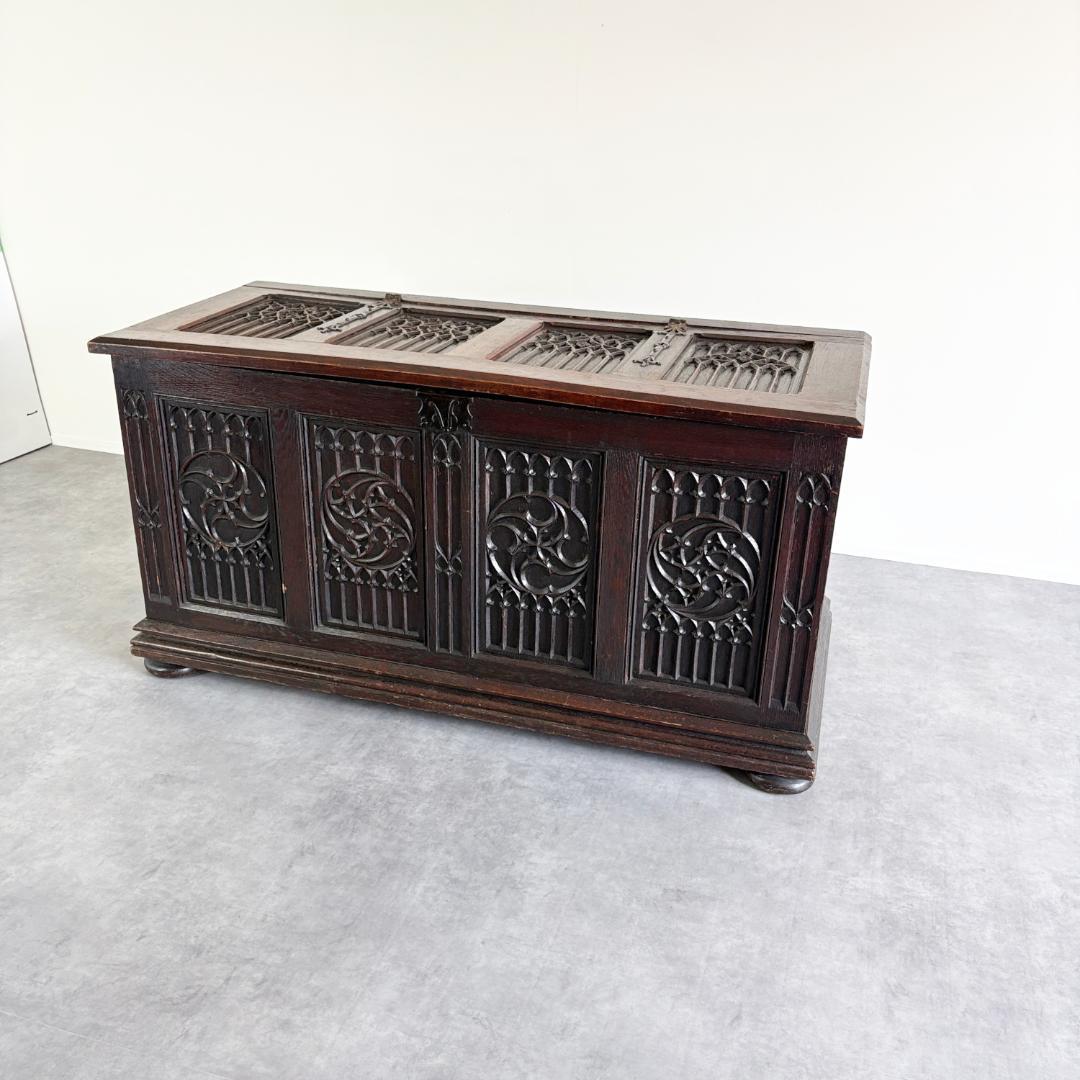 ゴシック様式　リネンフォールド　ブランケットボックス