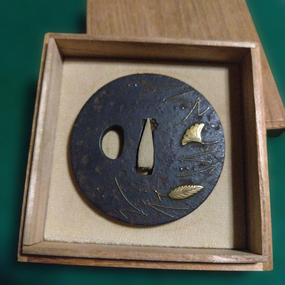 鉄製鍔 金の葉模様 象嵌