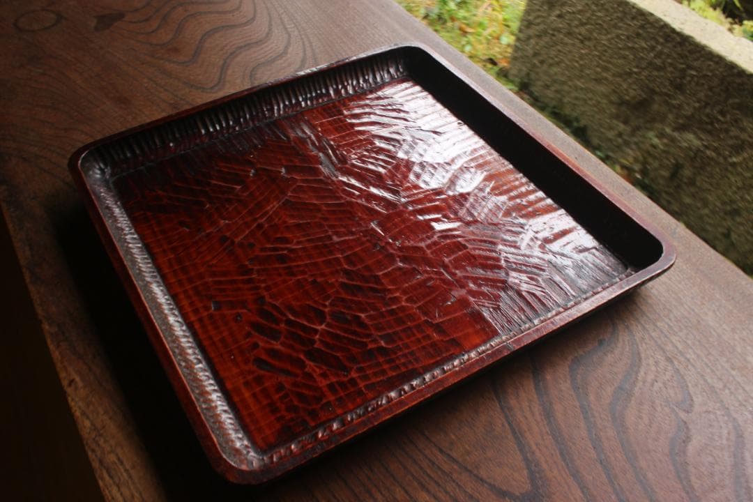 堅牢刳り貫き木地に時代漆の映える讃岐彫の四方盆（検民芸讃岐盆お膳お盆