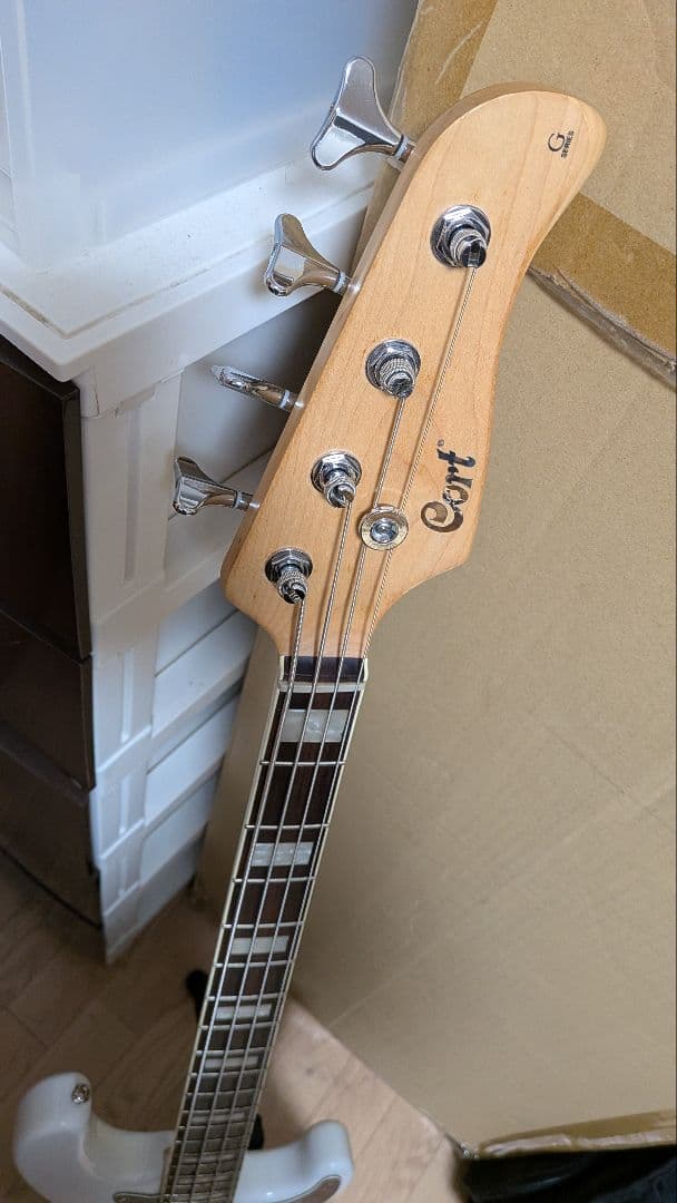 ベース Cort GB74
