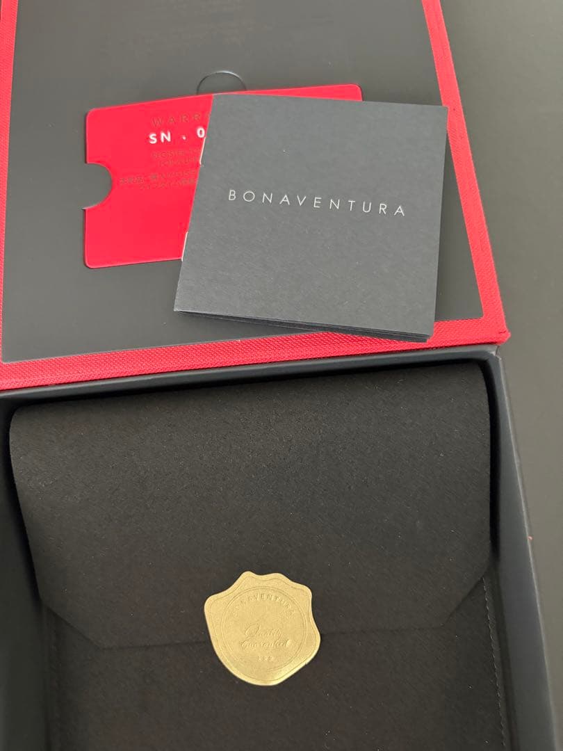 【こおぶた】ボナベンチュラ iPhone 15 ケース ＆ロングストラップ