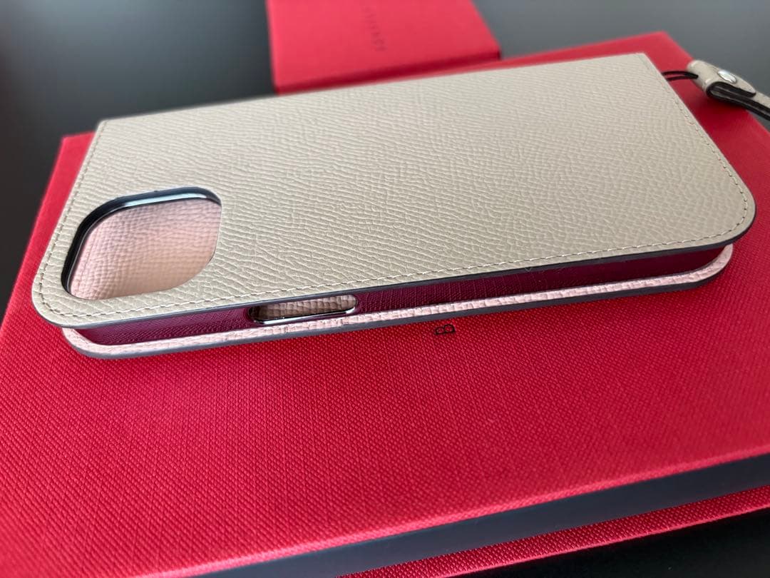 【こおぶた】ボナベンチュラ iPhone 15 ケース ＆ロングストラップ