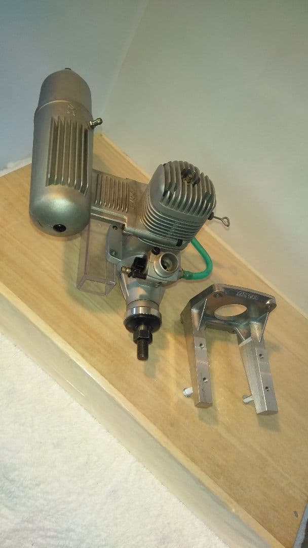 模型飛行機用エンジン回っておりますアルミエンジンマウント付き 価格を下げました