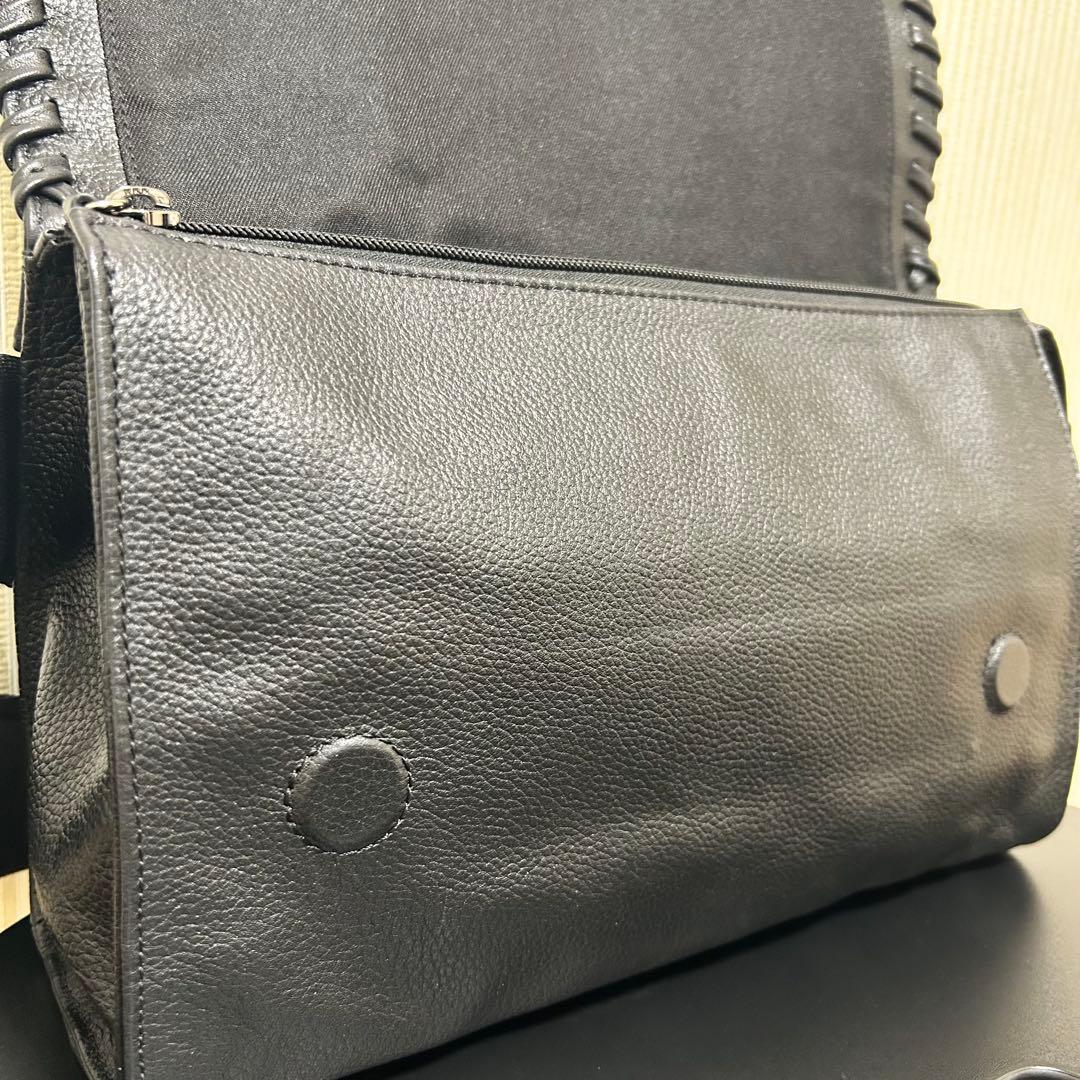 イアパピヨネ　ワイドテープショルダーバッグ　黒 編み込みデザイン