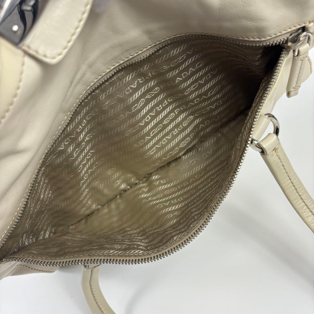 プラダ 三角ロゴ ショルダーバッグ ハンドバッグ 肩掛け Y2K ホワイト 白