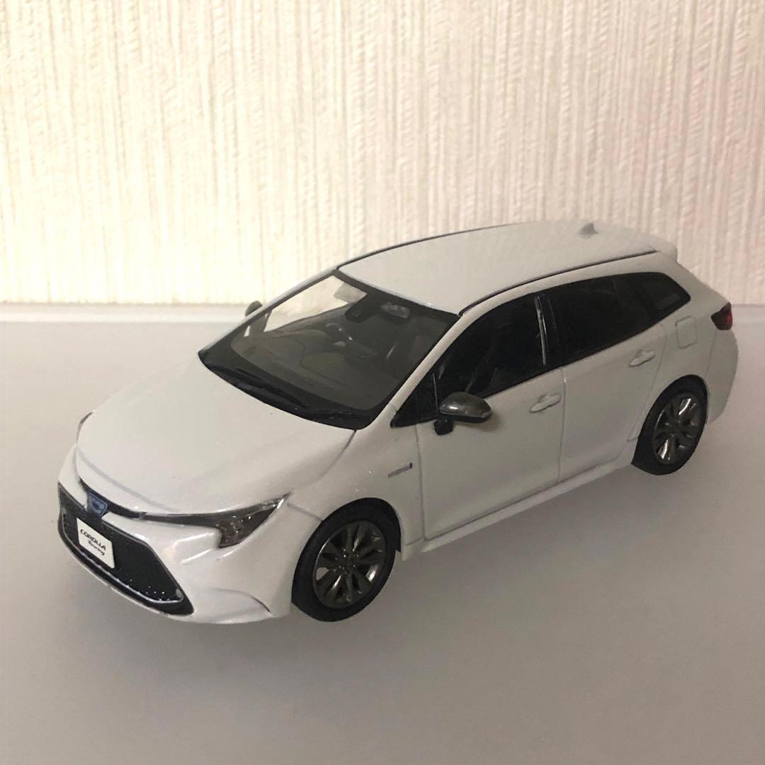 トヨタ カローラ　COROLLA Touring ホワイトパール　カラーサンプル