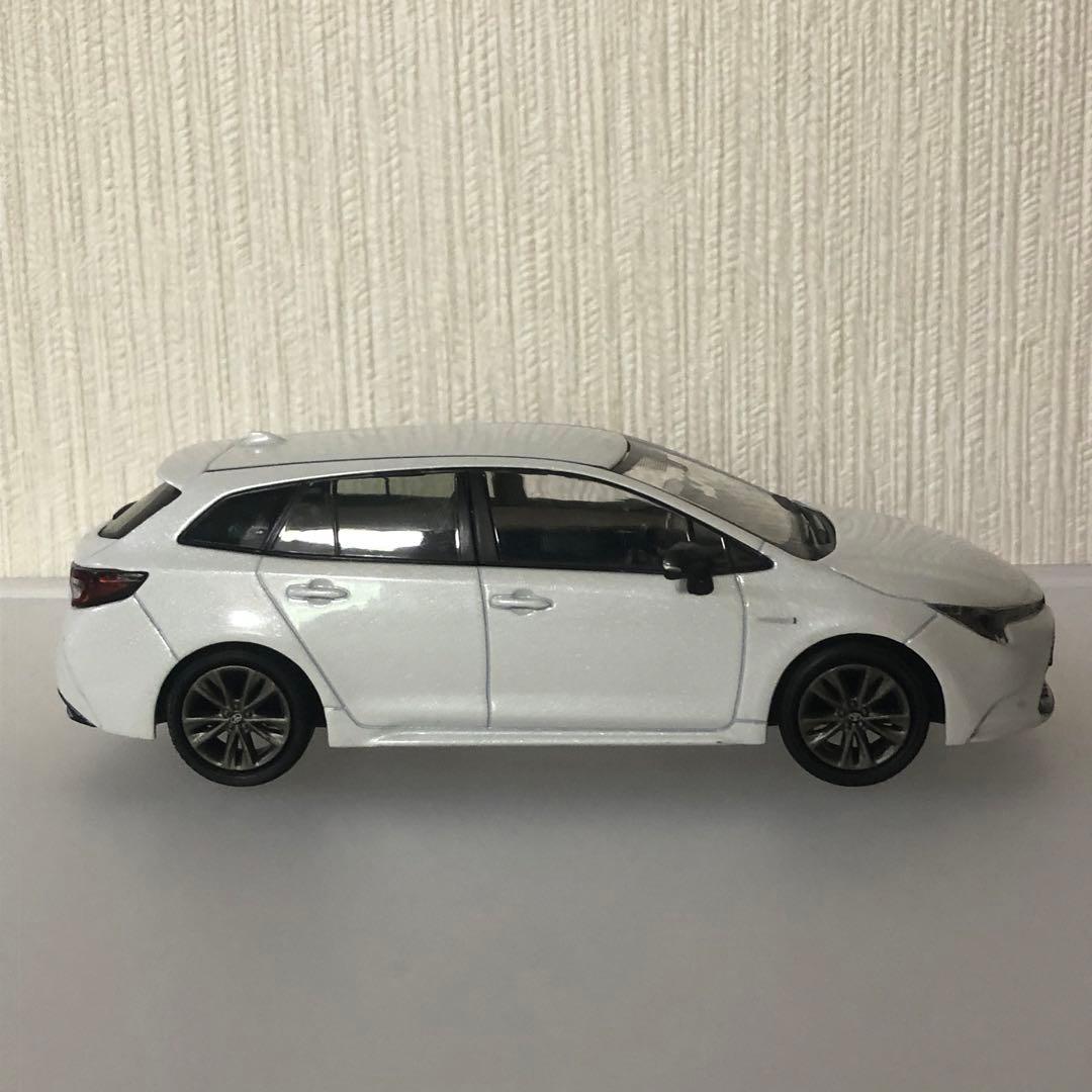 トヨタ カローラ　COROLLA Touring ホワイトパール　カラーサンプル