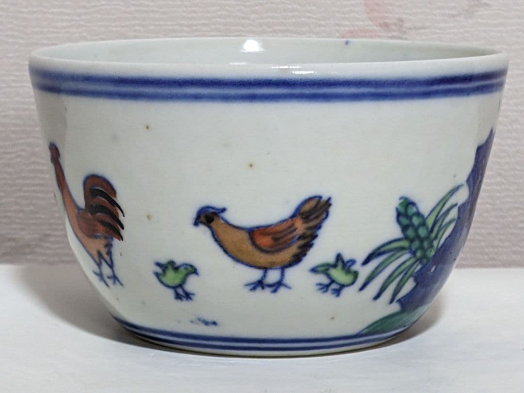 ♦中国 古い倣古品 チキンカップ 大明成化年製 染付色絵 闘彩鶏図 茶碗 骨董品