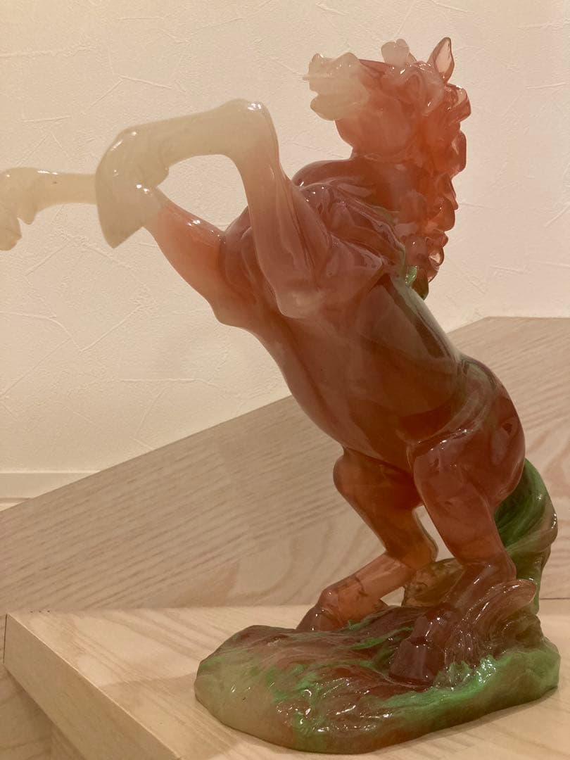 希少　馬の彫刻 赤と緑のグラデーション
