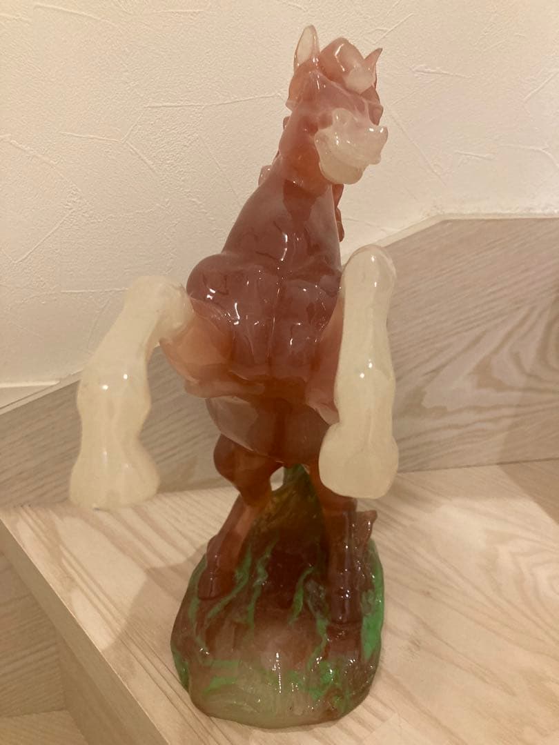希少　馬の彫刻 赤と緑のグラデーション