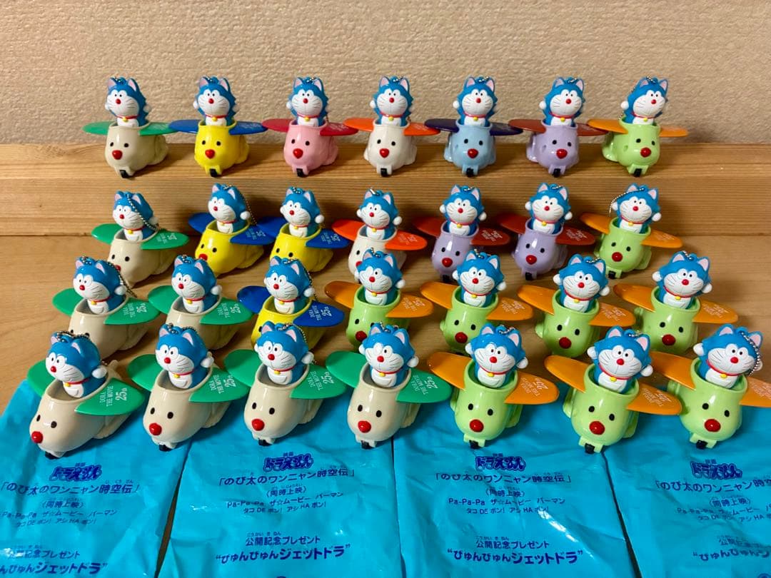 ドラえもん　フィギュア映画　コレクション　ペットボトルキャップ　キーホルダー