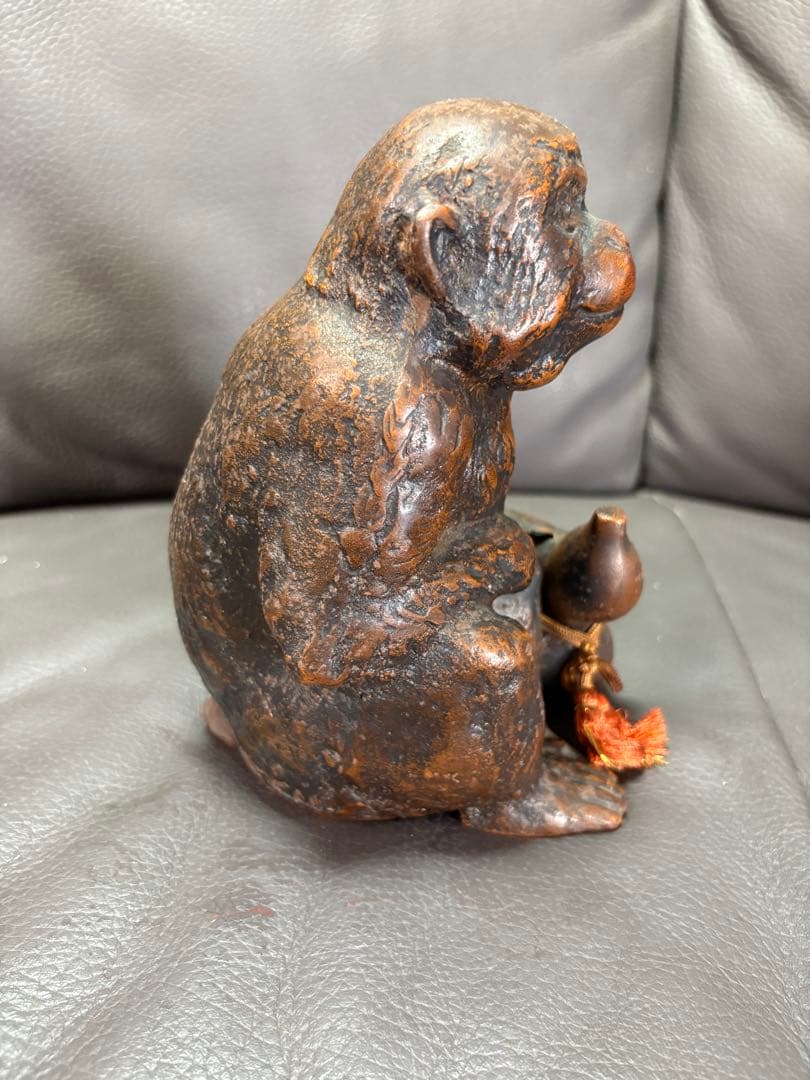 瓢箪を持つ猿　置物