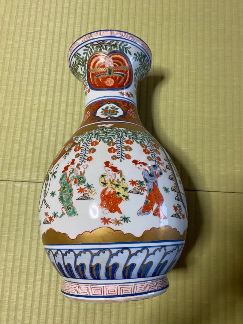 色鮮やかな装飾の陶器花瓶