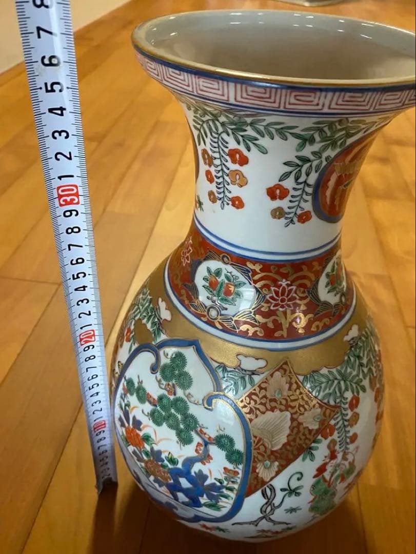 色鮮やかな装飾の陶器花瓶