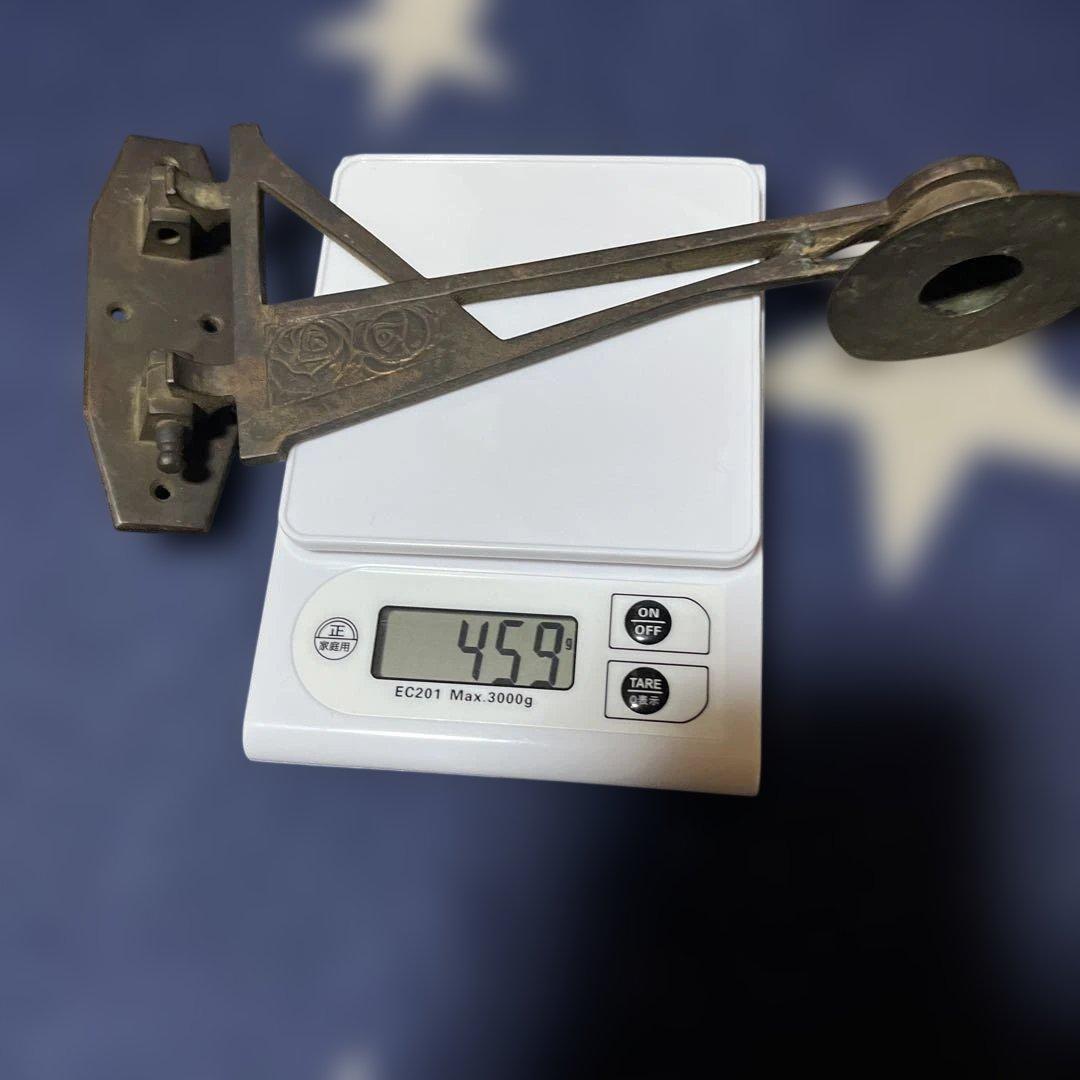 装飾的な金属製ヒンジ