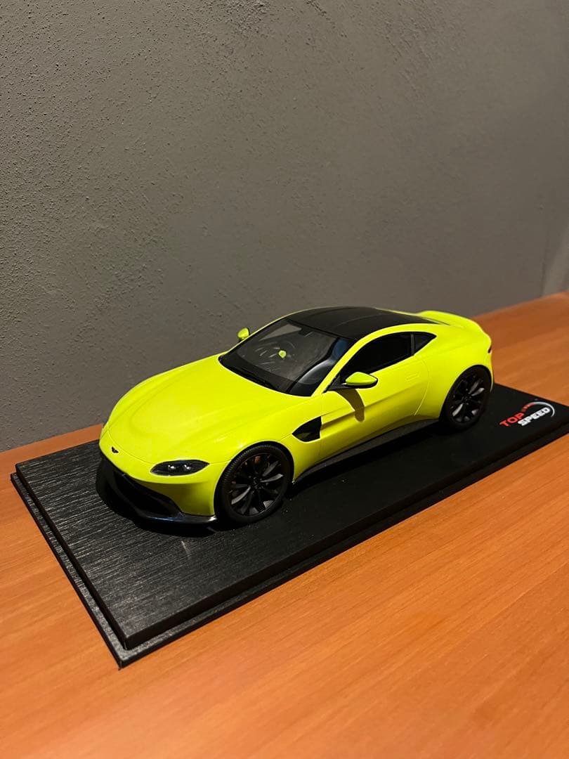 自動車 1/18 topspeed astonmartin vantage