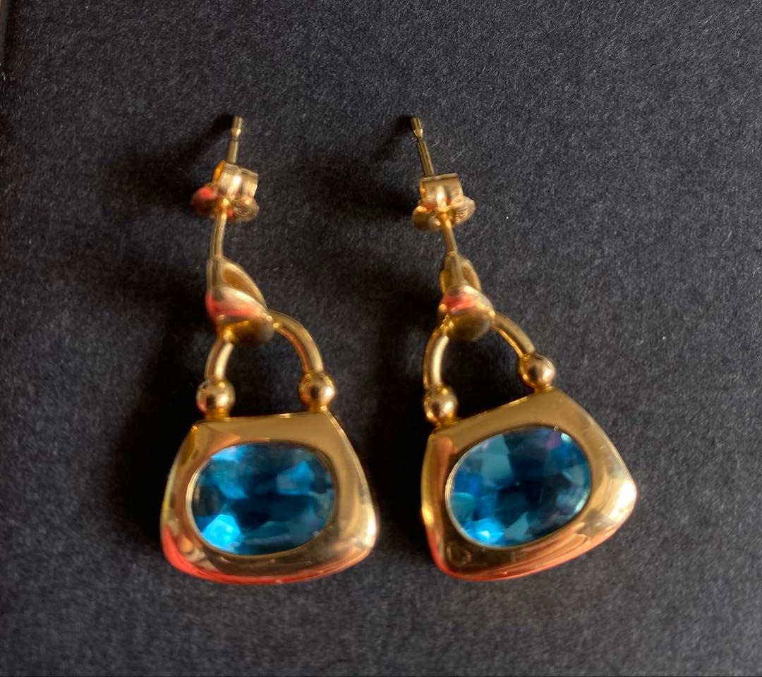 青色宝石のフープ型ピアス