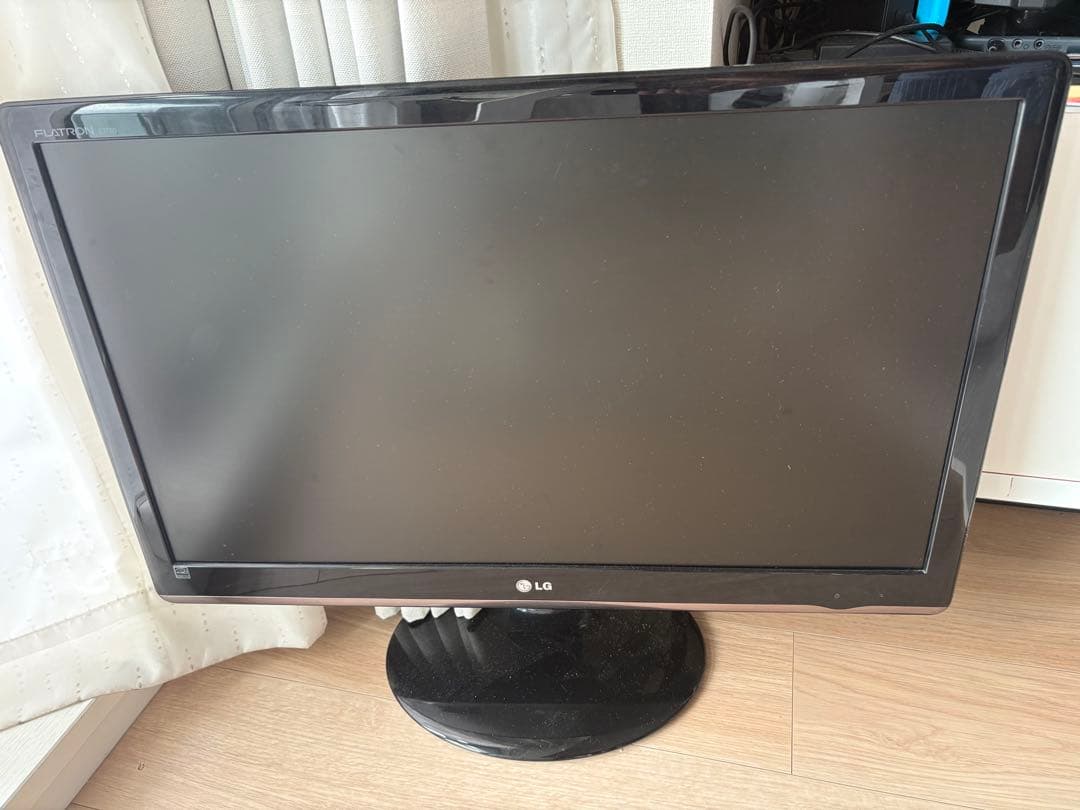 3台LG FLATRON E2750 27インチ モニタートリプル画面