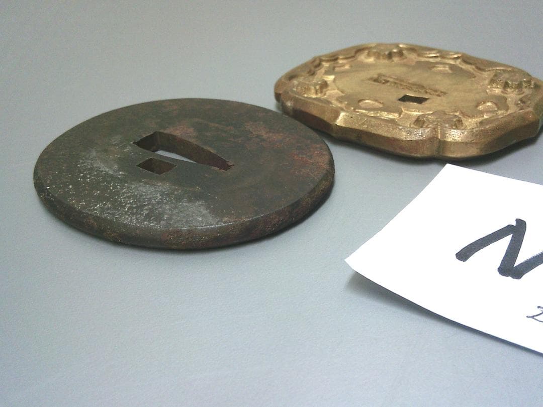 掘出し！【軍刀鐔 鍔 つば　2種類　小道具・N17・ミリタリー】縁頭目貫　刀装具