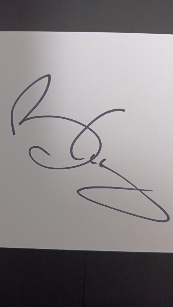 「Queen全員の直筆サイン入りコレクターズセット」