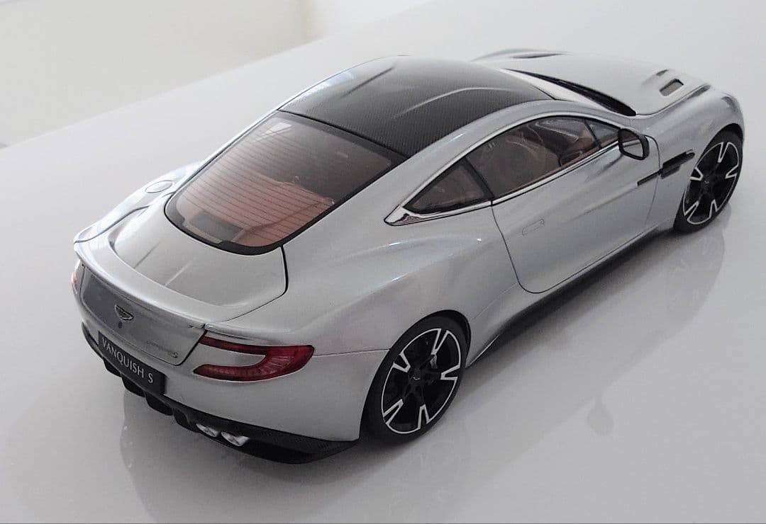 アストンマーチン ヴァンキッシュS 1/18