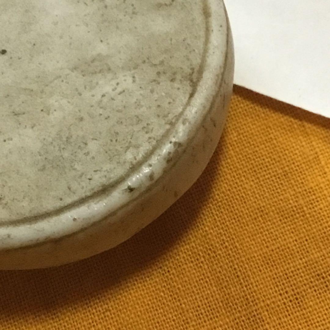 小さな飾り台　磁器