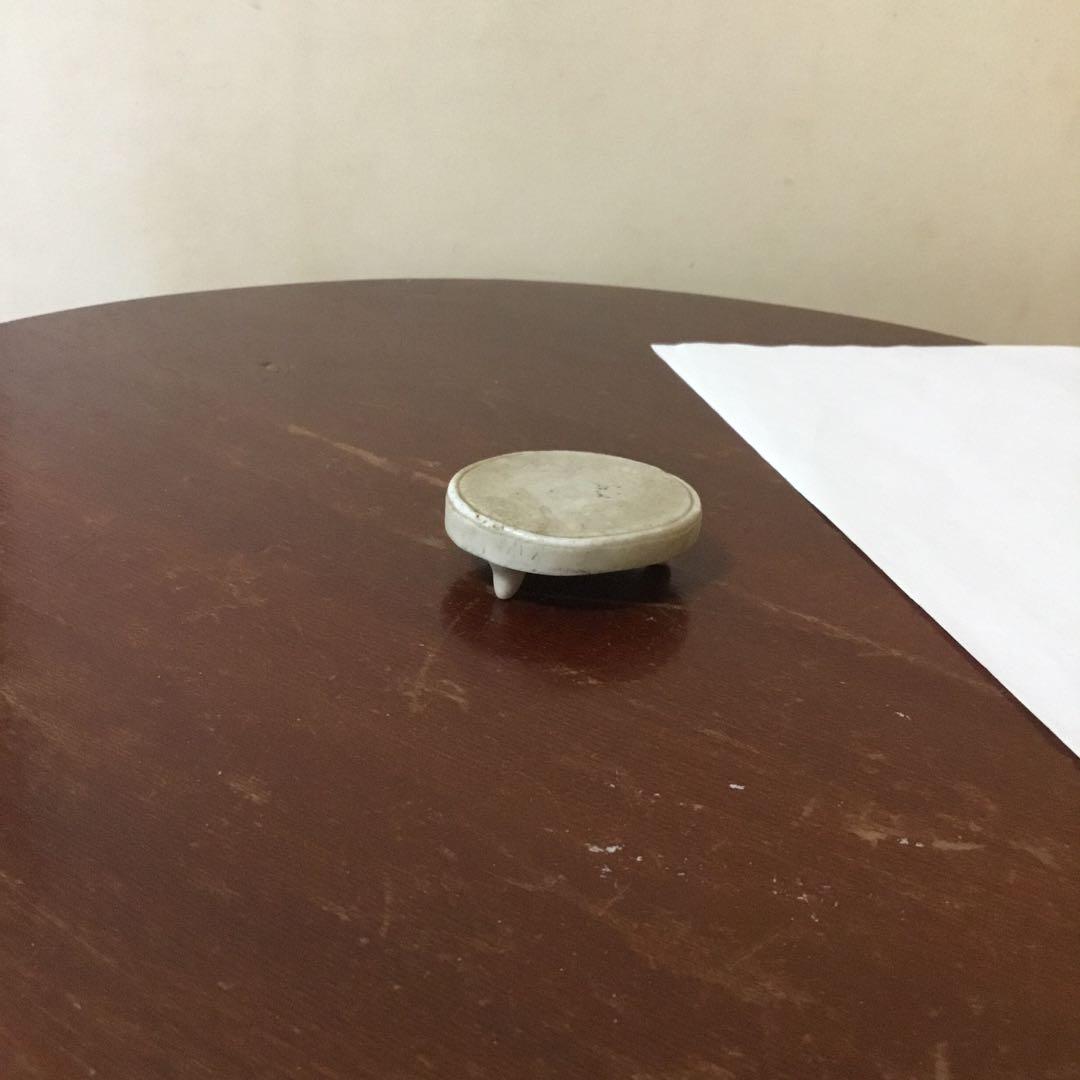 小さな飾り台　磁器