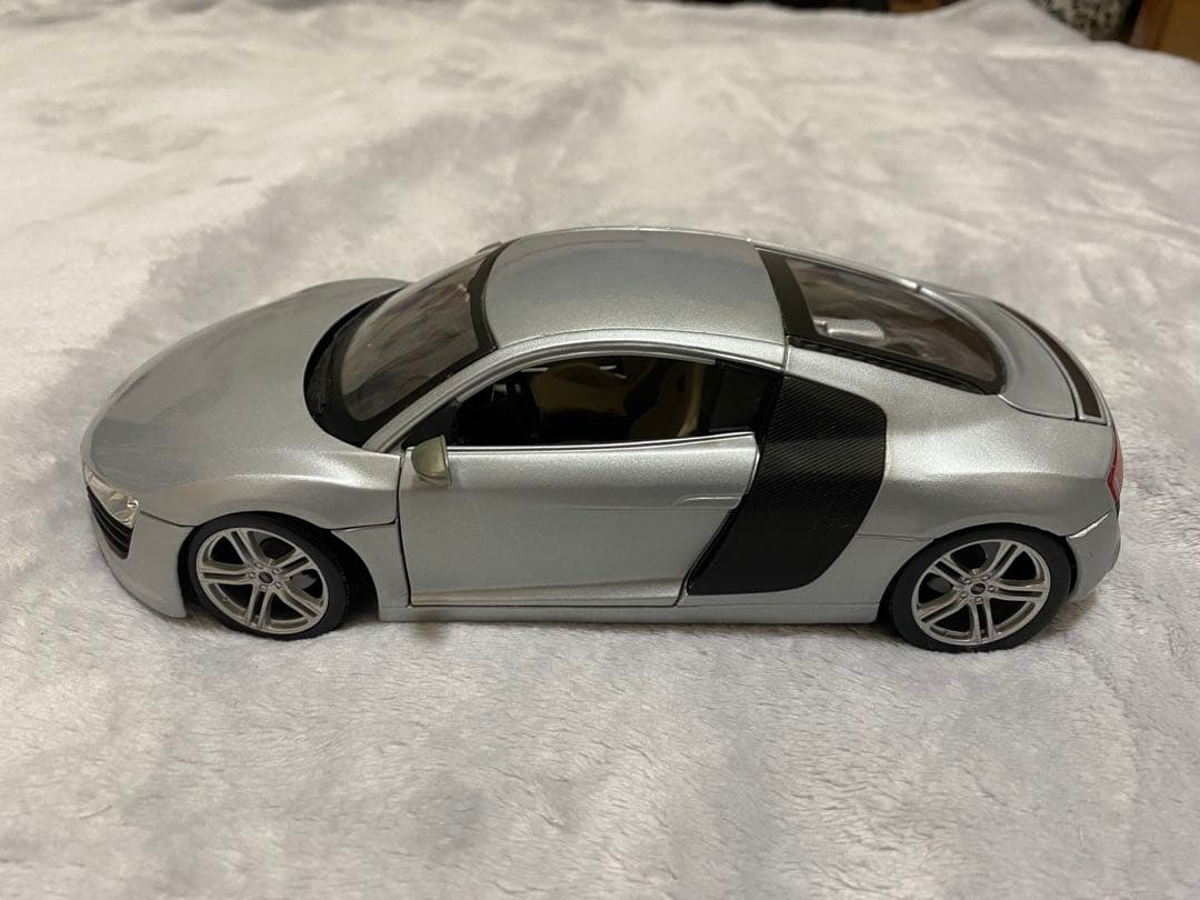ミニカー Maisto Audi R8 1/18