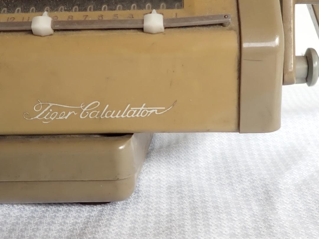昭和レトロな手回し計算機 インテリアとしておすすめです。送料込・匿名発送
