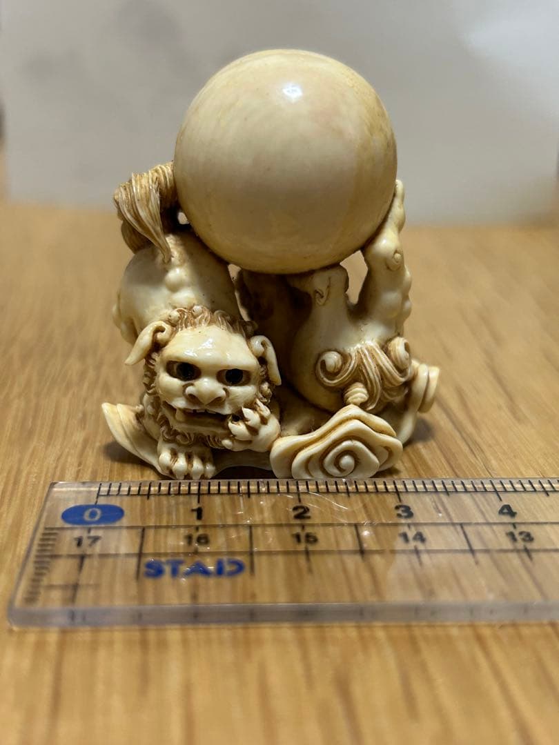 根付　獅子と玉 天然素材　銘「松山」