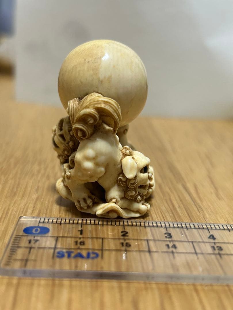 根付　獅子と玉 天然素材　銘「松山」