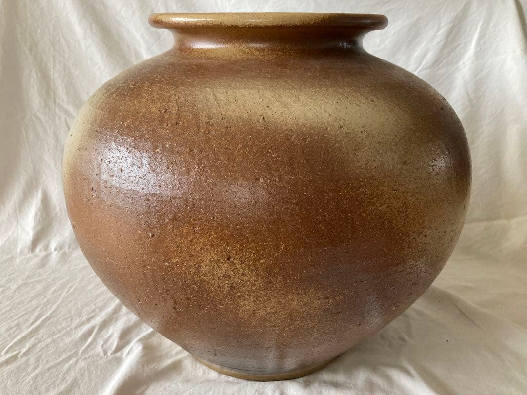 サイトウ 春山作 大壺 竹と梅の模様の陶器の壺